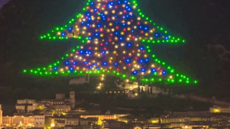 L’albero di Natale più grande del mondo. Lettura con preposizioni.